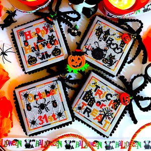 Peut inclure: Quatre petites broderies au point de croix sur le thème d'Halloween. Les pièces sont encadrées de pompons noirs et de ruban noir. Les thèmes sont "Joyeux Halloween", "Trick or Treat", "Octobre 31" et "Boo".