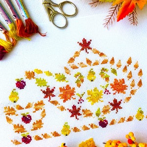 Brokig HÖSTTEKANNA Korsstygnsmönster PDF av SunflowerCrossStitch CrossStitchingForFun