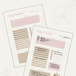 Op de afbeelding: Tweezijdige dagplanner voor christelijke meisjes. De planner heeft een roze en beige kleurenschema met bloemaccenten. Eén pagina bevat een schema, een takenlijst en een doelensectie. De andere pagina heeft een bijbelvers en een kruisillustratie.