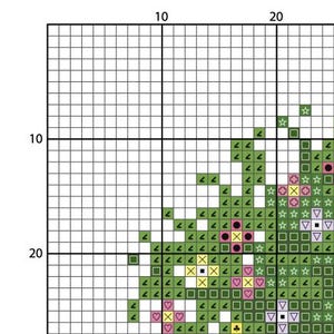 Puede incluir: Un patr&oacute;n de punto de cruz con un dise&ntilde;o floral en verde y rosa. El patr&oacute;n est&aacute; compuesto por peque&ntilde;os cuadrados de colores dispuestos en una cuadr&iacute;cula, creando una imagen pixelada de flores y hojas. El dise&ntilde;o incluye estrellas, corazones y otras formas.