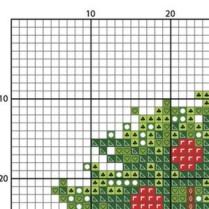 Puede incluir: Un patr&oacute;n de punto de cruz con elementos verdes, rojos y blancos. El dise&ntilde;o incluye varios s&iacute;mbolos como corazones, diamantes y tr&eacute;boles, dispuestos en una cuadr&iacute;cula.