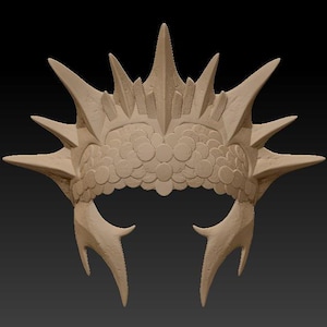 Może przedstawiać: Szczegółowa, trójwymiarowa korona z kolczastym, łuskowatym wzorem. Korona wykonana jest z jasnobrązowego materiału i ma fakturowaną powierzchnię.