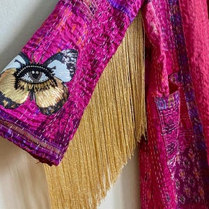 Vintage sidensari Kantha-morgonrock: Fuchsia, guldfransar, pärlbroderad fjärilsögonapplikation