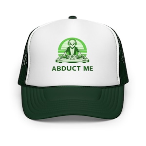 Peut inclure: Casquette de camionneur avec un panneau avant blanc et une visière et un dos en filet vert foncé. La casquette présente un graphisme vert d'un DJ extraterrestre avec le texte "ABDUCT ME" en vert.