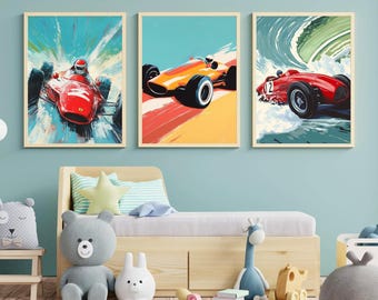 Könnte beinhalten: Drei gerahmte Drucke von Oldtimer-Rennwagen. Der erste Druck zeigt einen roten Rennwagen mit einer weißen Nummer "12" an der Seite, der durch einen blauen und weißen abstrakten Hintergrund rast. Der zweite Druck zeigt einen gelben Rennwagen mit einer schwarzen Nummer "2" an der Seite, der auf einer roten und gelben Rennstrecke fährt. Der dritte Druck zeigt einen roten Rennwagen mit einer weißen Nummer "12" an der Seite, der durch eine blaue Welle fährt.