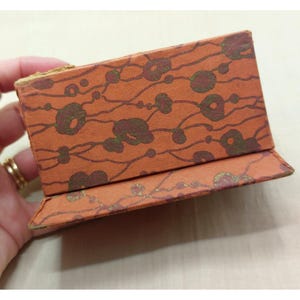 Boîte en carton vintage Art nouveau avec couvercle, orange avec motifs dorés, base sur pied, très jolie boîte vintage, années 1920, années 1930