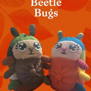 Könnte beinhalten: Zwei gestrickte Käfer mit großen Augen und bunten Mustern. Der Käfer links ist grün, braun und weiß. Der Käfer rechts ist blau, orange, gelb und rosa. Die Käfer befinden sich auf einem orangefarbenen Hintergrund mit Blattformen.