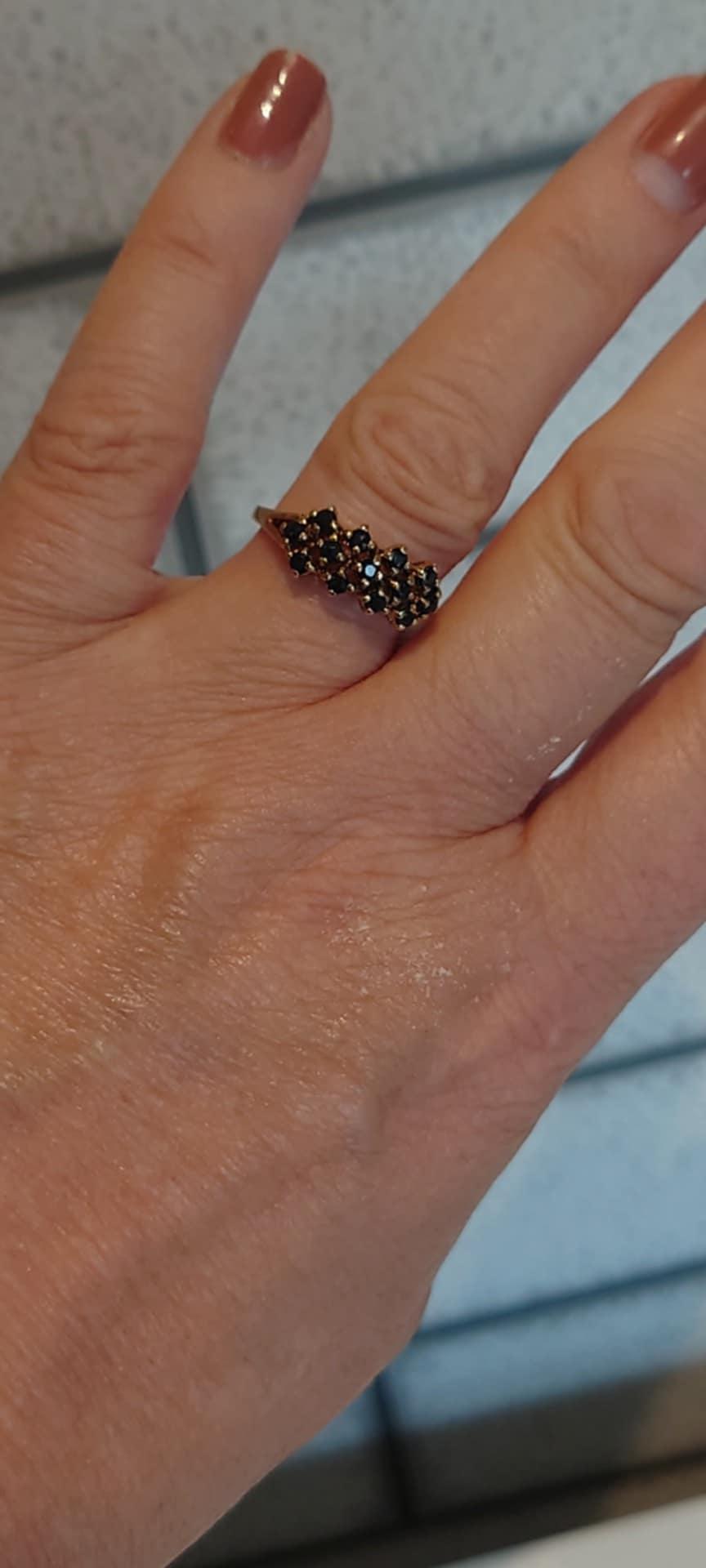 SAPHIRE  9ct Gold ring size P ...  13 Saphires .... Stunning ring in Excellent condition