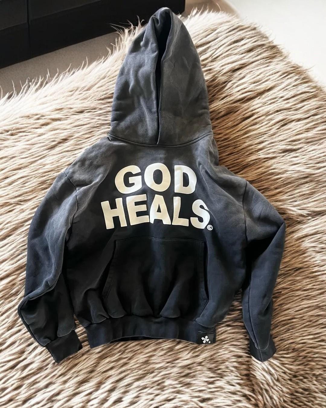 Bold 'god Heals' Hoodie: Inspirational Message, Comfortable Unisex