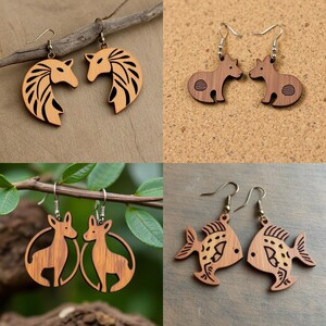 Puede incluir: Cuatro pares de pendientes de madera con diferentes diseños de animales. Los pendientes incluyen un par de cebras, un par de hipopótamos, un par de ciervos y un par de peces. Cada pendiente tiene un gancho plateado.