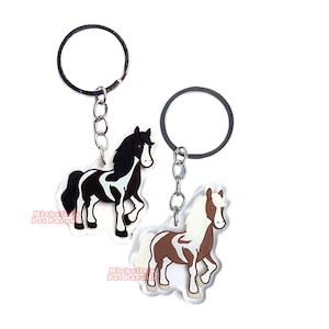 Pinto Paard Sleutelhanger | Cartoon Paarden Ras Bedel | Cute Kawaii Dieren Kado | Acrylic Dubbelzijdige Hanger Cadeau