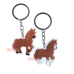 Vos Paard Sleutelhanger | Cartoon Paarden Ras Bedel | Cute Kawaii Dieren Kado | Acrylic Dubbelzijdige Hanger Cadeau