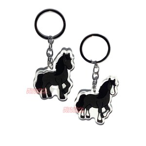 Zwart Fries Paard Sleutelhanger | Cartoon Paarden Ras Bedel | Cute Kawaii Dieren Kado | Acrylic Dubbelzijdige Hanger Cadeau
