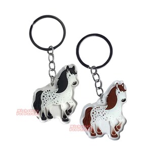 Appaloosa Paard Sleutelhanger | Cartoon Paarden Ras Bedel | Cute Kawaii Dieren Kado | Acrylic Dubbelzijdige Hanger Cadeau