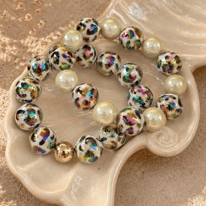 MAGIC JEWELS Leoparden Armband magische Perlen mit Leo Print Leopard Beige Braun leuchtende und reflektierende Armbänder mit Pearls
