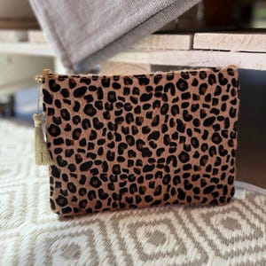 Leo-Kosmetiktasche mit Quaste • Organizer Bag aus Baumwolle in Naturtönen | Schminktasche, Reiseetui oder Clutch • 22x16 cm • Wild Leo Magic
