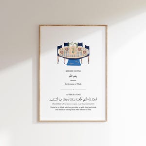 Puede incluir: Un póster imprimible con una ilustración azul y blanca de una mesa puesta con un centro de mesa floral. El póster incluye el texto árabe "Bismillah" que significa "En el nombre de Allah" y la traducción al inglés. El póster también incluye el texto árabe de una oración de agradecimiento después de comer, con la traducción al inglés.