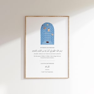 Puede incluir: Un diseño de arte de pared imprimible con una ilustración azul y blanca de un baño. El texto árabe dice "Bismillah, Allahumma inni a'udhu bika minal khubthi wal khaba'ith" que se traduce como "En el nombre de Allah, Oh Allah, busco refugio en ti contra todo mal y todo malhechor." El texto debajo de la ilustración dice "Entrando al baño". La segunda parte del diseño presenta el texto árabe "Ghafranaka" que se traduce como "Busco tu perdón." El texto debajo del texto árabe dice "Saliendo del baño".