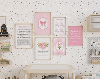 Op de afbeelding: Een wand met zes ingelijste prints in roze en witte tinten, waaronder islamitische kalligrafie, bloemenillustraties en tekst. De muur heeft een patroon van kleine zwarte en oranje stippen. Een lichtgekleurde houten tafel staat onder de lijsten.