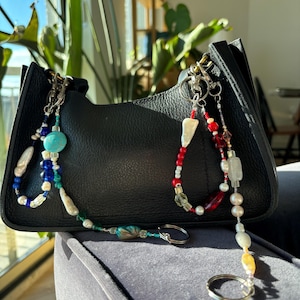 Llaveros con dijes para bolsos con perlas de agua dulce y cuentas de vidrio vibrantes, hechos a mano y personalizables en estilo y longitud con plata, regalos para carteras