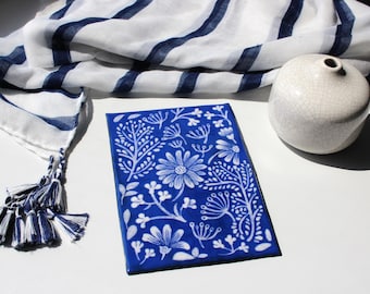 Obra de arte en esmalte: diseño botánico meditativo azul, panel de cobre pintado a mano