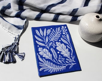 Obra de arte en esmalte: minimalismo botánico azul sobre cobre