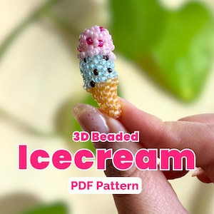 Peut inclure: Une figurine de cornet de glace en perles 3D fabriquée à partir de petites perles sphériques dans des tons rose clair, bleu clair et beige. Le texte 3D Beaded Icecream PDF Pattern est superposé en lettres roses et blanches.