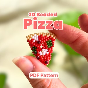 Peut inclure: Une part de pizza en perles 3D fabriquée à partir de petites perles rouges, vertes, blanches et beiges. Le texte 3D Beaded Pizza et PDF Pattern est superposé sur l'image. La part de pizza présente une croûte beige, une base rouge, du fromage blanc et des garnitures vertes.