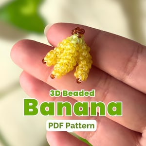 Peut inclure: Une petite grappe de bananes en trois dimensions fabriquée à partir de perles de rocaille jaunes translucides avec des pointes de perles marron foncé. Le texte 3D Beaded Banana PDF Pattern est superposé sur un fond flou en lettres vertes et blanches.