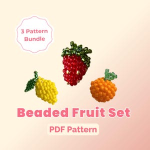 Peut inclure: Un ensemble de fruits perlés comprenant une fraise, un citron et une orange. La fraise est rouge avec des feuilles vertes, le citron est jaune avec des feuilles vertes et l'orange est orange avec des feuilles vertes. Le texte "Beaded Fruit Set" et "PDF Pattern" sont affichés.