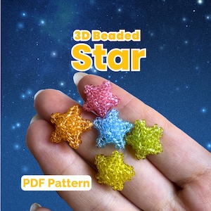 Peut inclure: Cinq petites étoiles à cinq branches composées de minuscules perles translucides roses, orange, bleu clair, vert citron et jaunes. Le texte 3D Beaded Star et PDF Pattern apparaît sur un fond bleu étoilé derrière les objets en perles.