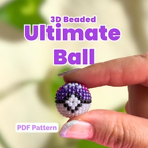 Könnte beinhalten: Ein kleines kugelförmiges Objekt aus winzigen Perlen mit einem Muster, das an einen violetten, weißen und schwarzen Ball erinnert. Der Text 3D Beaded Ultimate Ball und PDF Pattern ist über das Bild gelegt. Die Perlenarbeit zeigt eine weiße Raute.