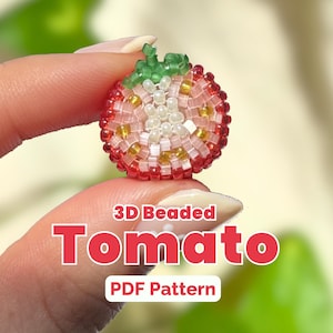 Peut inclure: Une petite tomate en perles 3D ronde, fabriquée avec des perles en verre rouges, blanches et jaunes, surmontée d'une tige en perles vertes. Le texte 3D Beaded Tomato PDF Pattern est superposé en lettres blanches et rouges sur fond flou.