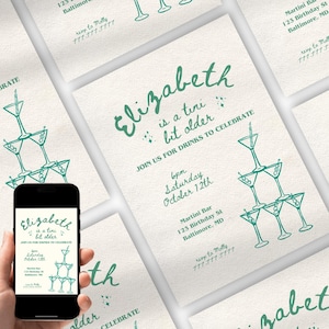 Puede incluir: Una tarjeta de invitación verde y blanca con el texto "Elizabeth is a tini bit older" y un gráfico de una torre de copas de martini. La invitación es para una fiesta el sábado 12 de octubre a las 6 pm en Martini Bar, 123 Birthday St, Baltimore, MD. El número de teléfono es 777-777-7777.