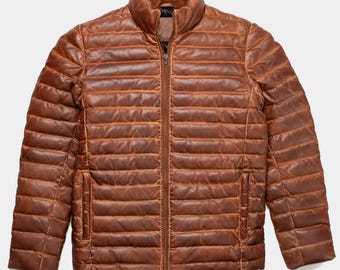 Chaqueta acolchada de invierno de piel de oveja auténtica marrón hecha a mano para hombre