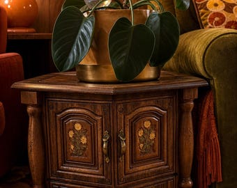 Rustikaler Vintage-Beistelltisch mit Stauraum, Akzentschrank aus geschnitztem Holz, kleiner Nachttisch, Beistelltisch im Boho-Landhausstil, Aufbewahrungstisch für den Eingangsbereich