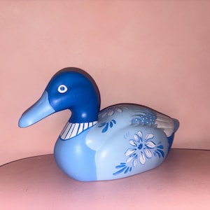 Ceramiczna figurka kaczki w stylu vintage, chilijska sztuka ludowa, niebiesko-biała