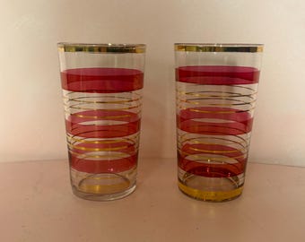 Juego de 2 vasos altos vintage MCM color burdeos y dorado para bar.
