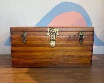 Baúl rústico hecho a mano / Gran arcón de madera para mantas / Muebles de granja / Herrajes de latón / Recuerdos de madera reciclada