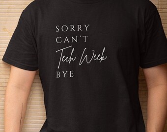 Puede incluir: Camiseta negra con texto blanco que dice "Lo siento, no puedo Tech Week Bye".