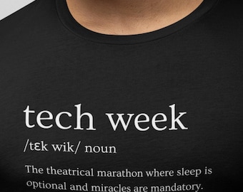 Puede incluir: Camiseta negra con la frase "tech week" en blanco y una definición. La definición dice: "El maratón teatral donde el sueño es opcional y los milagros son obligatorios."