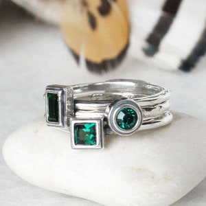 Mei Birthstone Ring in Sterling Zilver • Stapelbare Moeders Ring met Emerald kleur steen • Perfect gepersonaliseerd cadeau voor mei verjaardag
