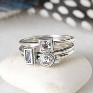 Anello Di pietra di nascita di aprile in argento sterling • Anello per madri impilabile • Regalo di compleanno di aprile • Anello di pietre preziose • Anelli minimalisti