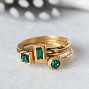Anello impilabile con pietre portafortuna di maggio in oro.  Anello per madri impilabile con pietra color smeraldo di Toozy. Regalo personalizzato perfetto per il compleanno di maggio.