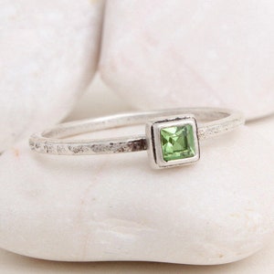 Anello portafortuna di agosto in argento. Fascia per la mamma impilabile con pietra color peridoto. Regalo di compleanno personalizzato per agosto. Regalo per agosto