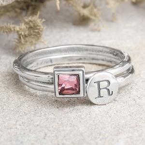Silber Stapelbare Initial und Geburtsstein Ring Set • Tolles Abschluss- oder Geburtstagsgeschenk • Beste Freundin Geschenk • Edelstein Ring • Neue Mama Geschenk