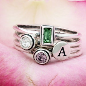 Initial und Geburtsstein Stapelring Set • 3 Geburtsstein Ringe & 1 Initial Ring • Mutter Ring Set • Familien Ring Set • Minimalist Ringe