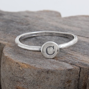Anillo inicial en plata de ley • Anillo con letras • Anillo apilable • Anillos apilables de plata personalizados • Anillo apilable con inicial para madres • Regalo para mamá