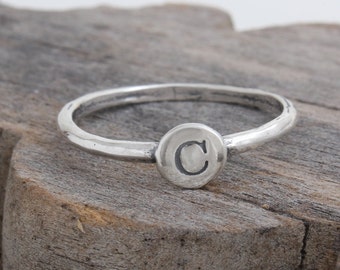 Initial Ring aus Sterling Silber • Buchstabe Ring • Stapelbarer Ring • Personalisierte Silber Stapelringe • Mutter Initial Ring • Mutter Geschenk