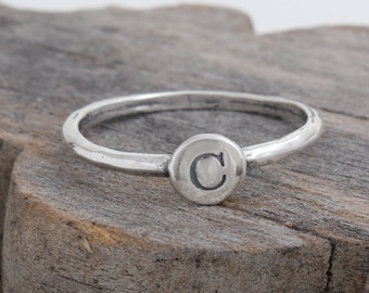 Eerste ring in sterling zilver • Letterring • Stapelbare ring • Gepersonaliseerde zilveren stapelringen • Moeders eerste stapelring • Moeder cadeau